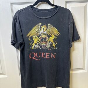 Queen Distressed Band Graphic T-Shirt Oversized Rock Tee | Women’s Size S / M